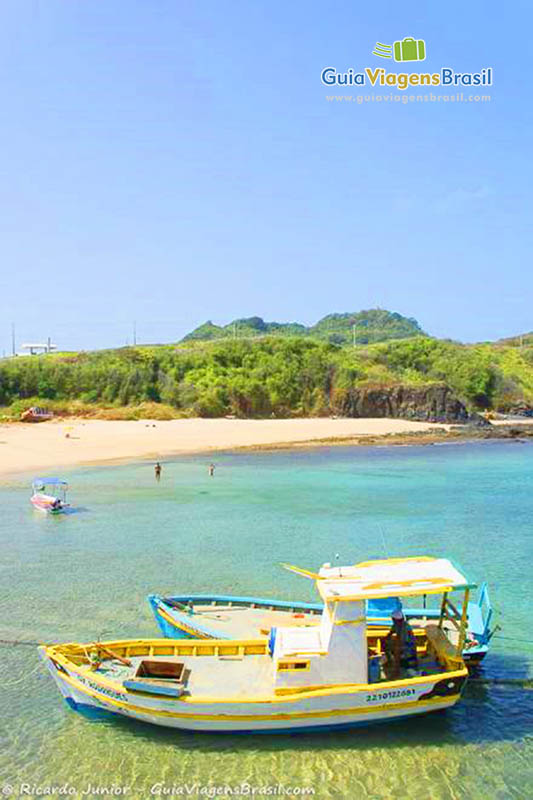 Imagem do barco de pescador parado na praia de Porto de Santo Antônio, em Fernando de Noronha, Pernambuco, Brasil. 