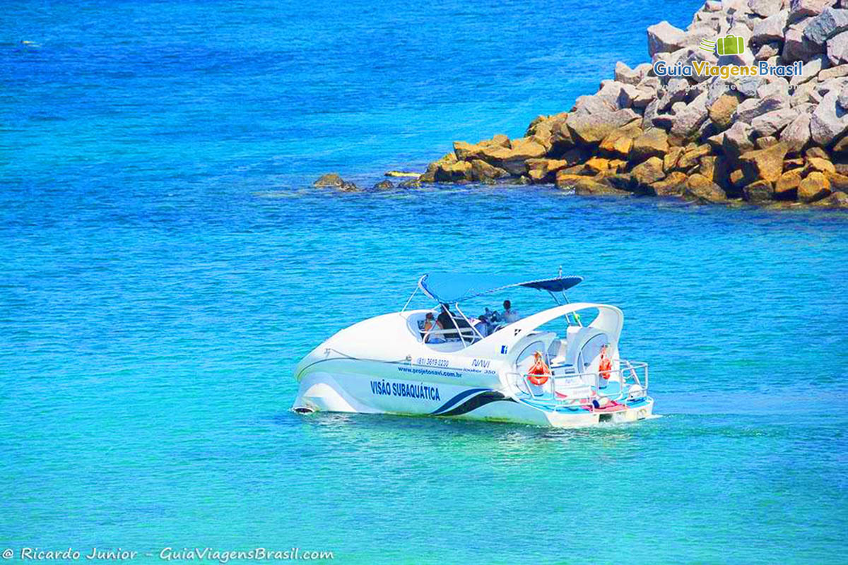 Imagem do barco da visão subaquática, nas águas de Porto de Santo Antônio, em Fernando de Noronha, Pernambuco, Brasil