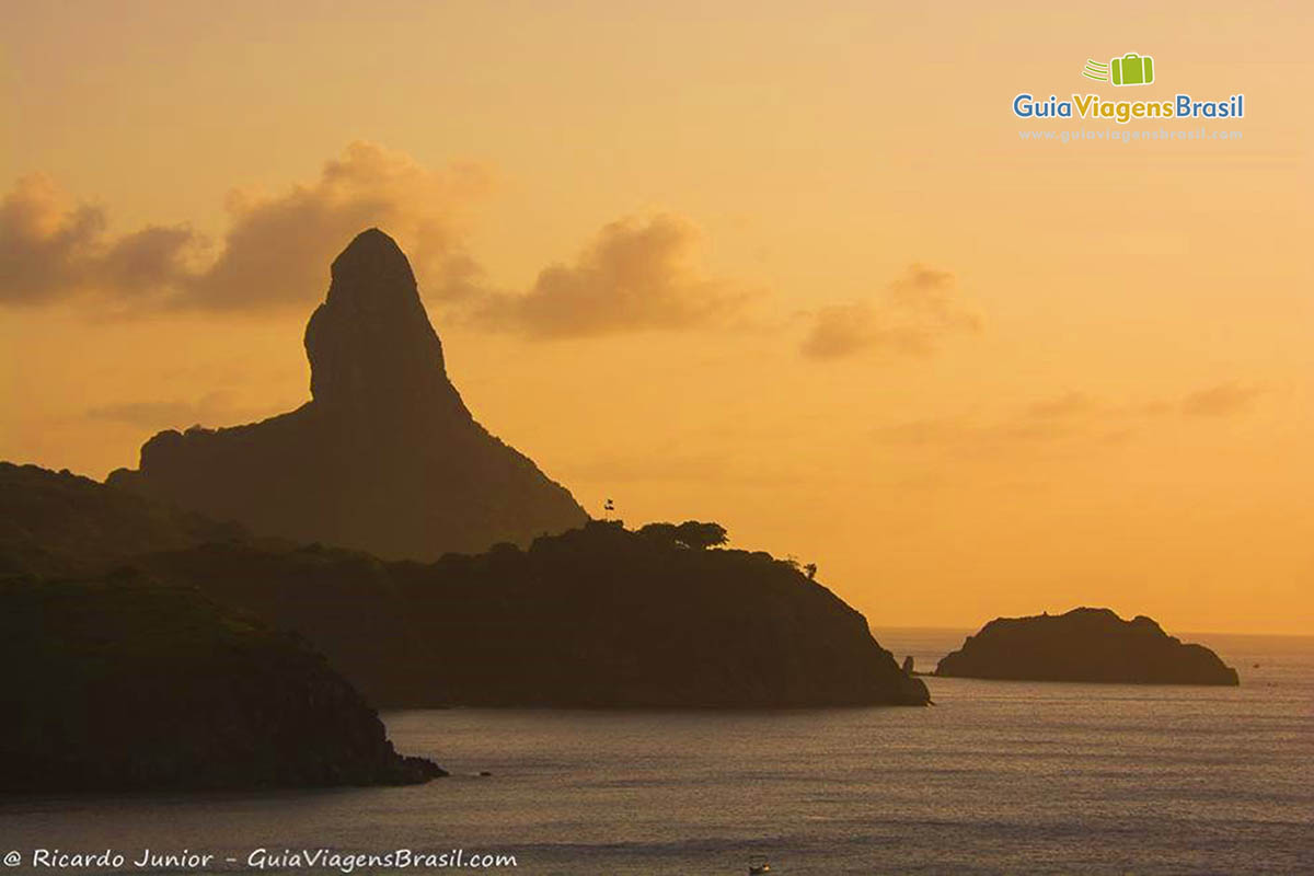 Imagem do por do sol visto da praia do Porto Santo Antônio, em Fernando de Noronha, Pernambuco, Brasil.