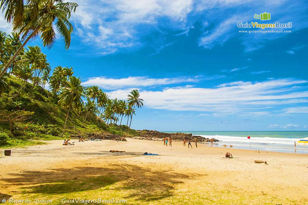 Imagem de turistas na aproveitando a Praia em Itacaré.