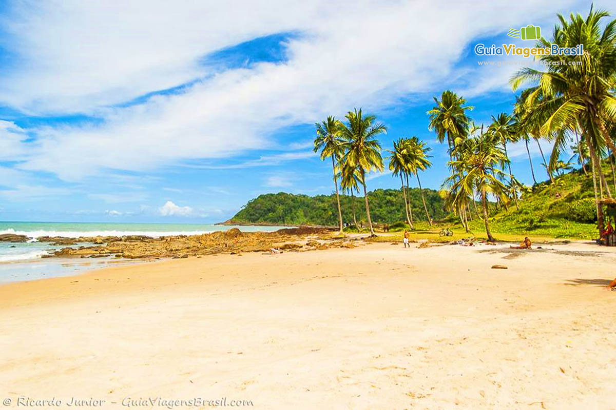 Imagem das águas batendo nas pedras da praia.