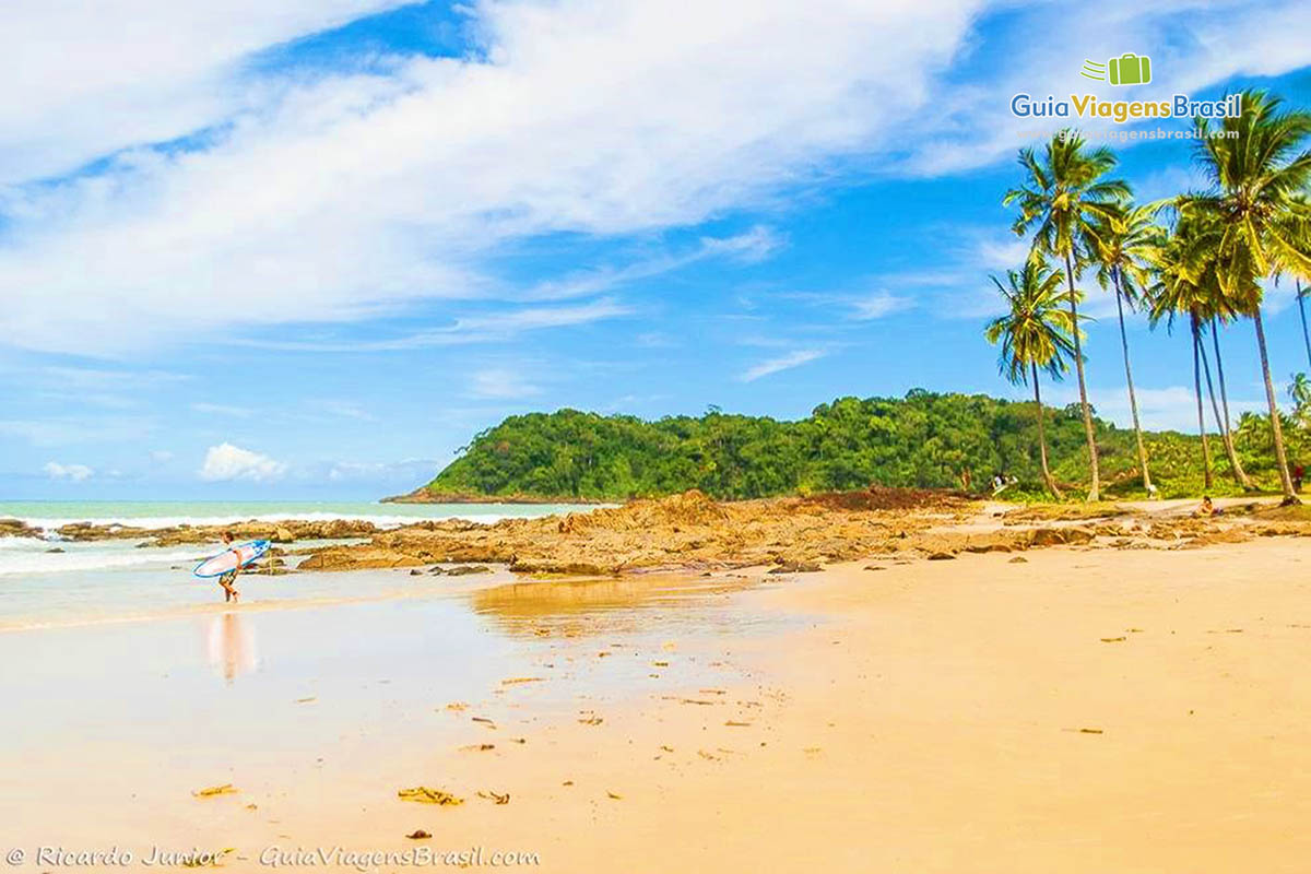 Imagem das águas transparentes da Praia do Resende