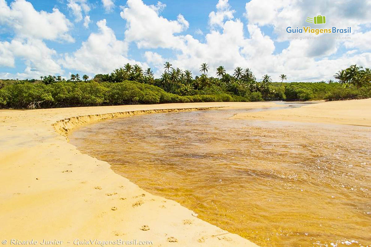 Imagem da piscina natural da Praia Rio da Barra.