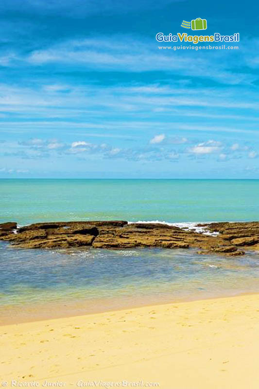 Imagem do mar da praia com uma cor maravilhosa de verde.