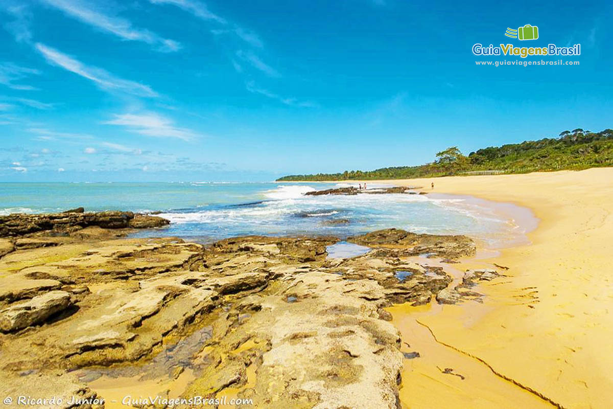 Imagem das pedras na Praia do Rio Verde.