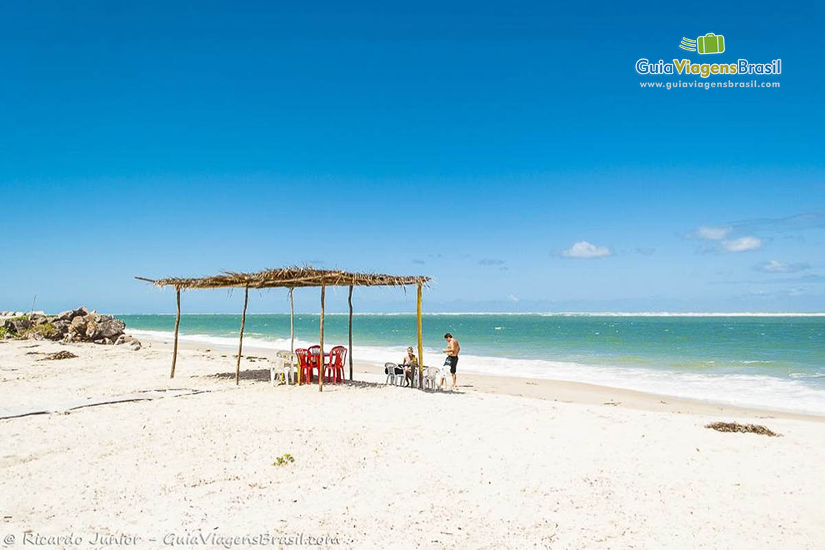 Imagem de uma barraca de sapê, na Praia do Saco. 