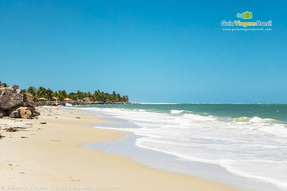 Imagem do mar esverdeado e tranquilo  da Praia do Saco.