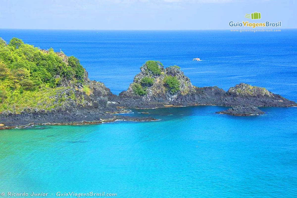 Imagem das águas, realmente a cor deste mar impressiona a todos seus visitantes, na Praia do Sancho, em Fernando de Noronha, Pernambuco, Brasil. 