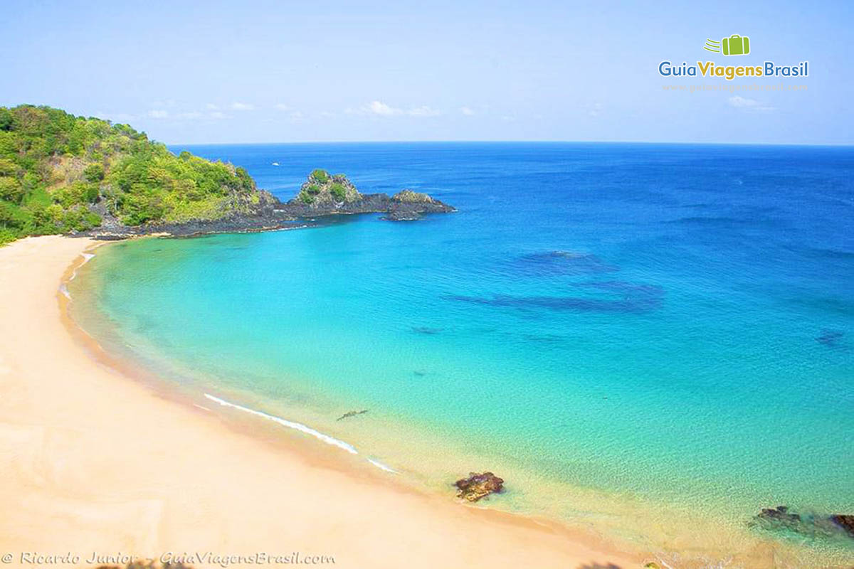 Imagem encantadora da Praia do Sancho, em Fernando de Noronha, Pernambuco, Brasil.