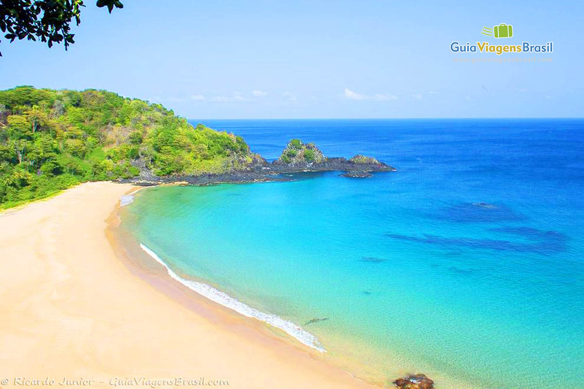 Imagem da Praia do Sancho e suas águas cristalinas, em Fernando de Noronha, Pernambuco, Brasil.