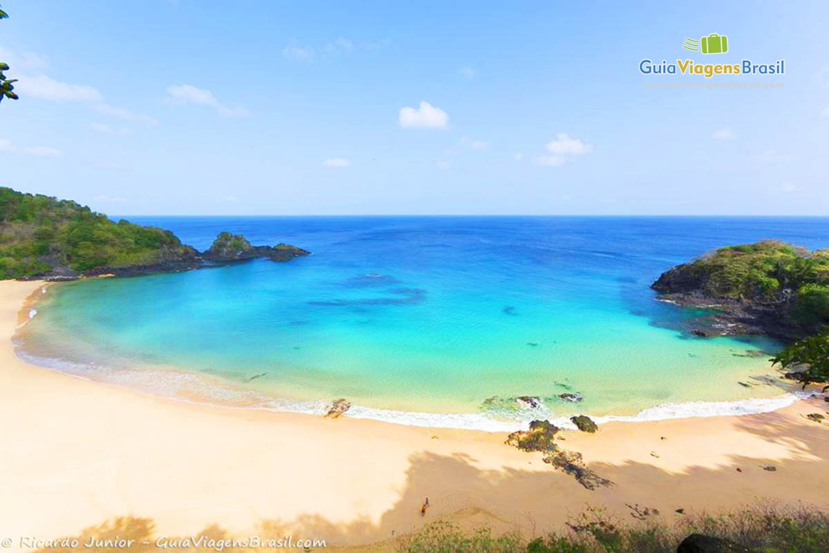 Imagem da Praia do Sancho, que tem formato de um U, em Fernando de Noronha, Pernambuco, Brasil.