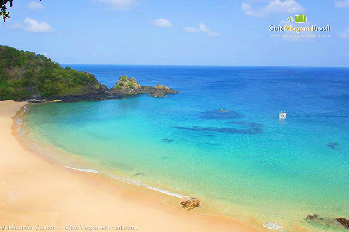 Imagem de uma das belezas do Brasil, Praia do Sancho, em Fernando de Noronha, Pernambuco, Brasil.