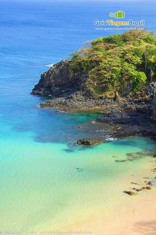 Imagem do aérea do canto da praia, as águas são tão transparentes e até mesmo do alto é possível perceber, na Praia do Sancho, em Fernando de Noronha, Pernambuco, Brasil.