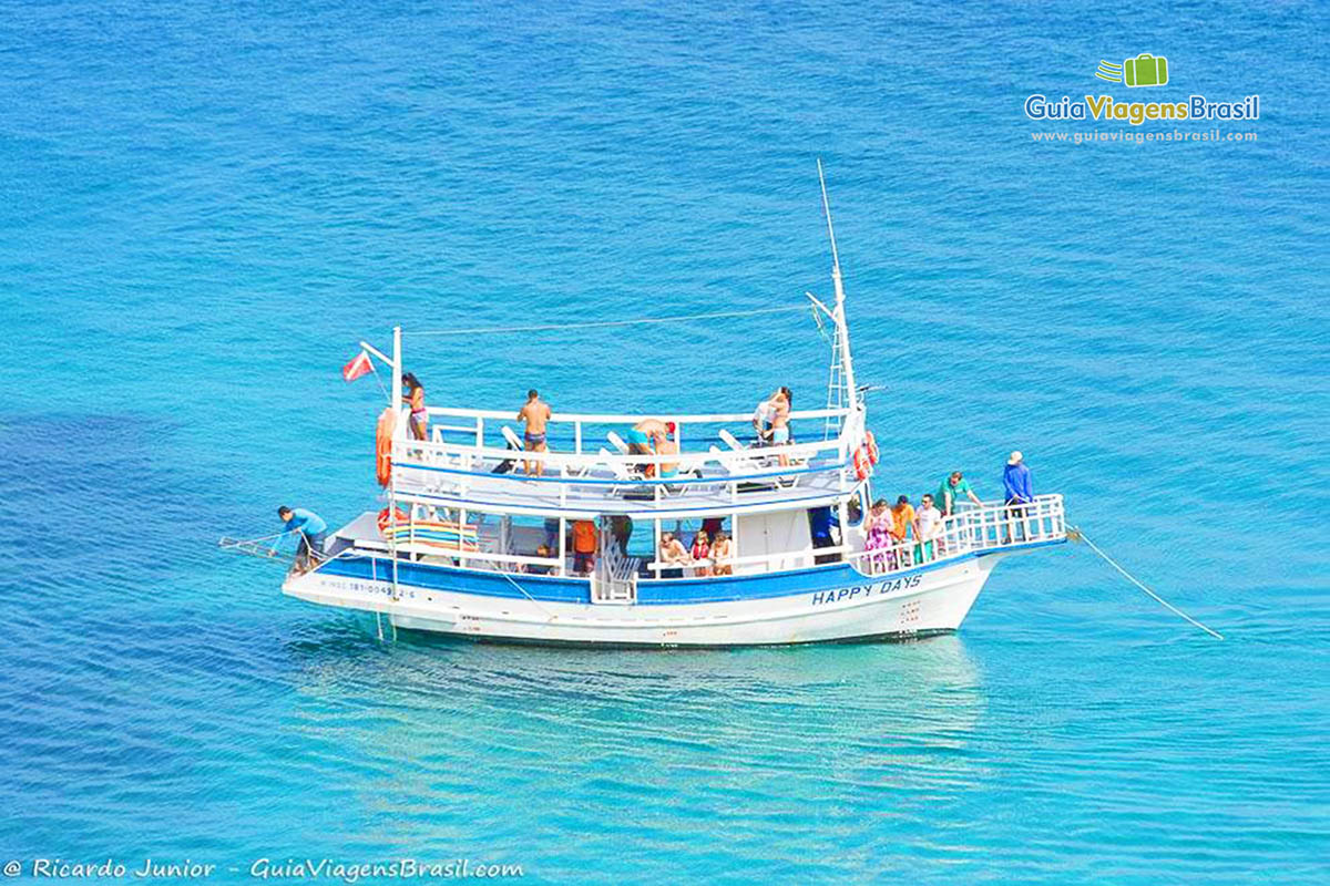 Imagem de barco ancorando para turistas poder mergulhar na Praia do Sancho, em Fernando de Noronha, Pernambuco, Brasil.