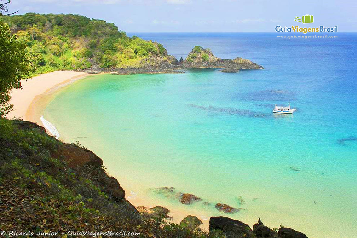 Imagem aérea da Praia do Sancho, sem palavras para descrever a beleza do lugar, em Fernando de Noronha, Pernambuco, Brasil.