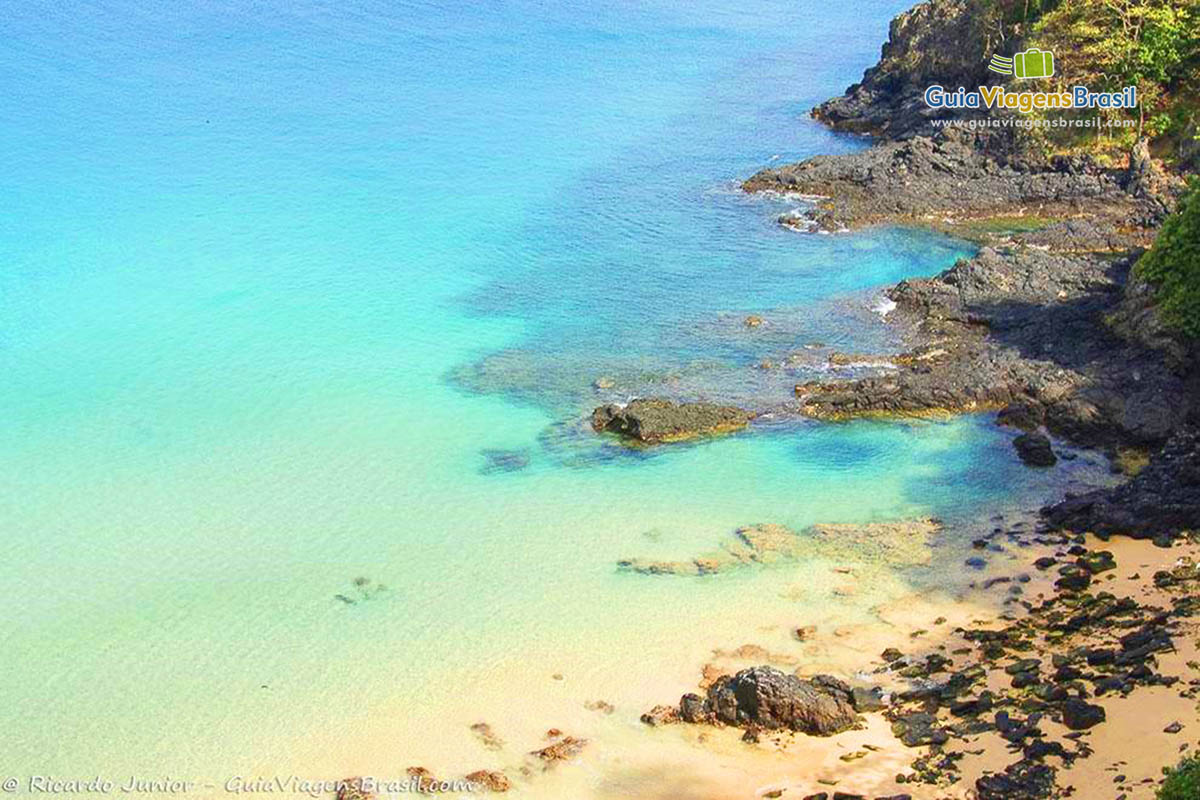 Imagem do canto da Praia do Sancho, em Fernando de Noronha, Pernambuco, Brasil.