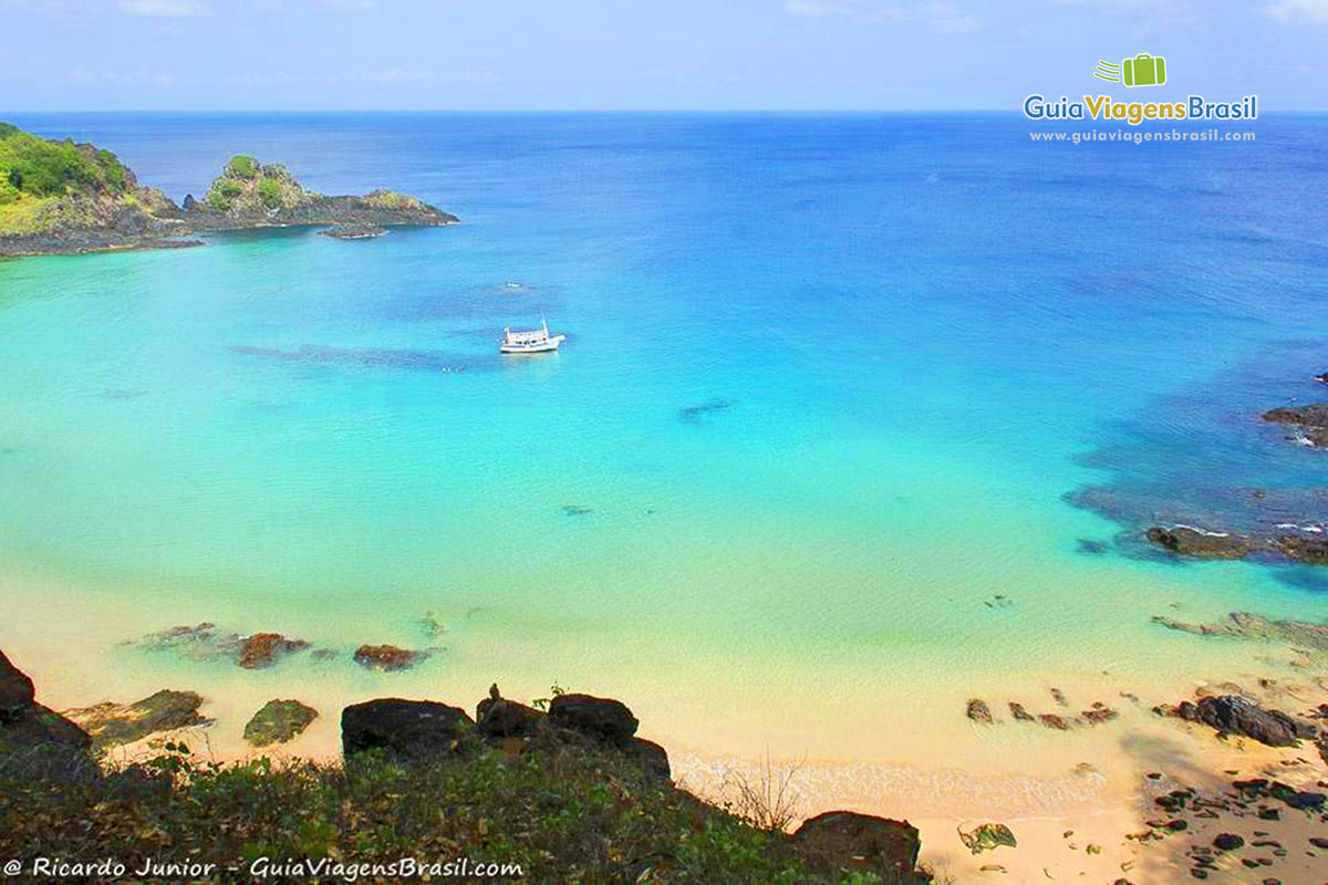 Imagem da piscina natural da Praia do Sancho, em Fernando de Noronha, Pernambuco, Brasil.