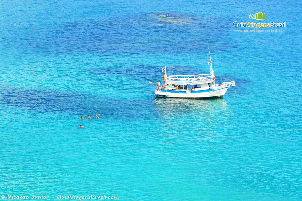 Imagem de barco no alto mar, na Praia do Sancho, um dos melhores lugar para se mergulhar sem dúvida, em Fernando de Noronha, Pernambuco, Brasil.