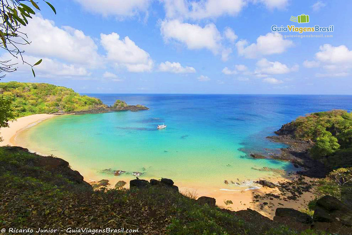 Imagem da Praia do Sancho e o horizonte, em Fernando de  Noronha, Pernambuco, Brasil.