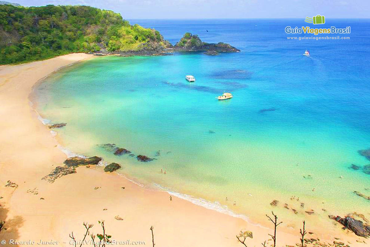 Imagem da Praia do Sancho, a cor desse mar é impossível descrever, belo demais, em Fernando de Noronha, Pernambuco, Brasil.