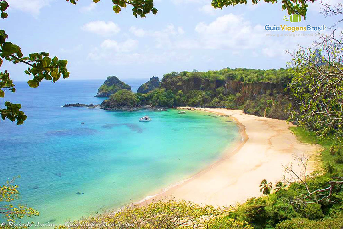 Imagem de toda a praia e barcos parados mais próximo da Praia do Sancho, em Fernando de Noronha, Pernambuco, Brasil.