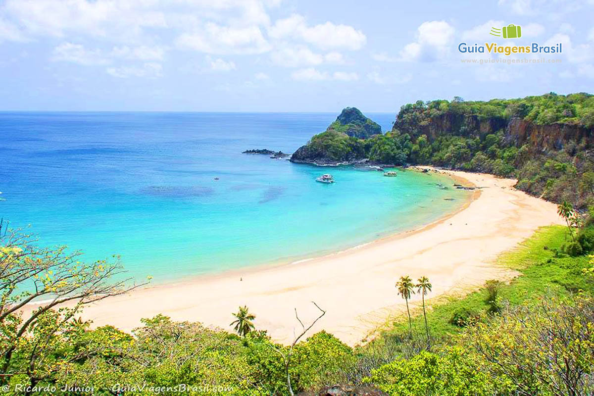 Imagem da Praia do Sancho, ideal para passar férias, em Fernando de Noronha, Pernambuco, Brasil.