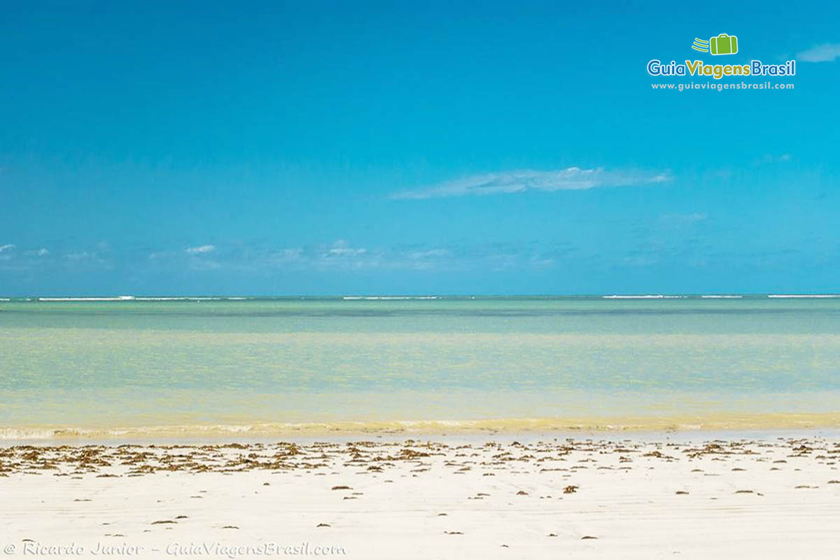 Imagem das águas cristalinas da Praia do Toque.