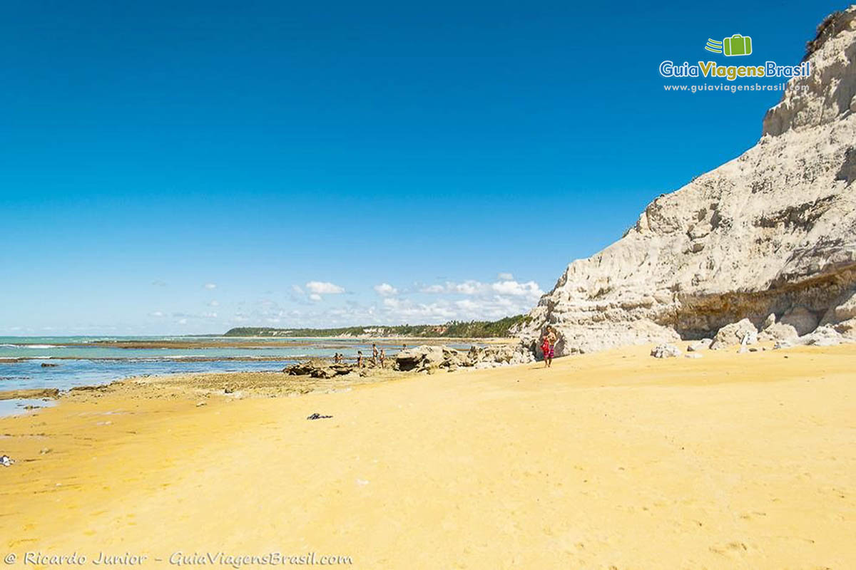 Imagem da linda Praia dos Amores, em Praia do Espelho.