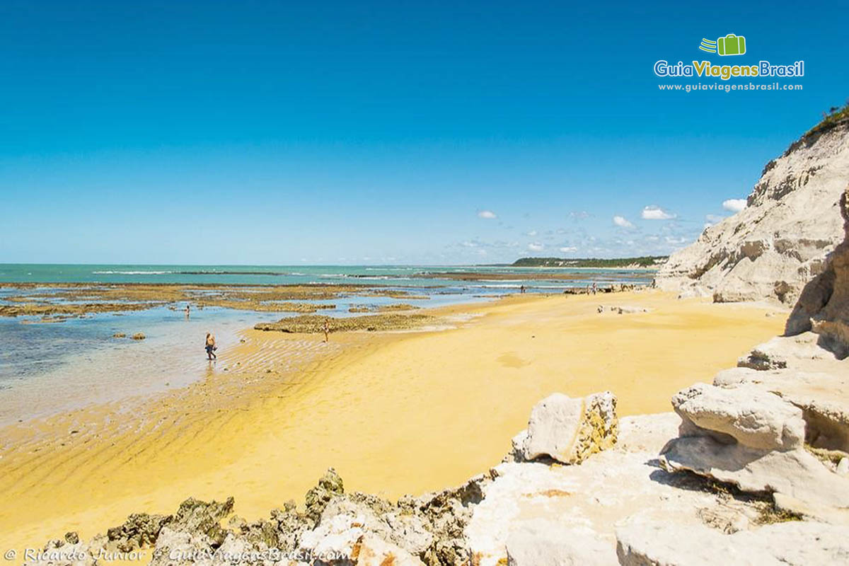 Imagem da linda Praia dos Amores que fica entre duas falécias.