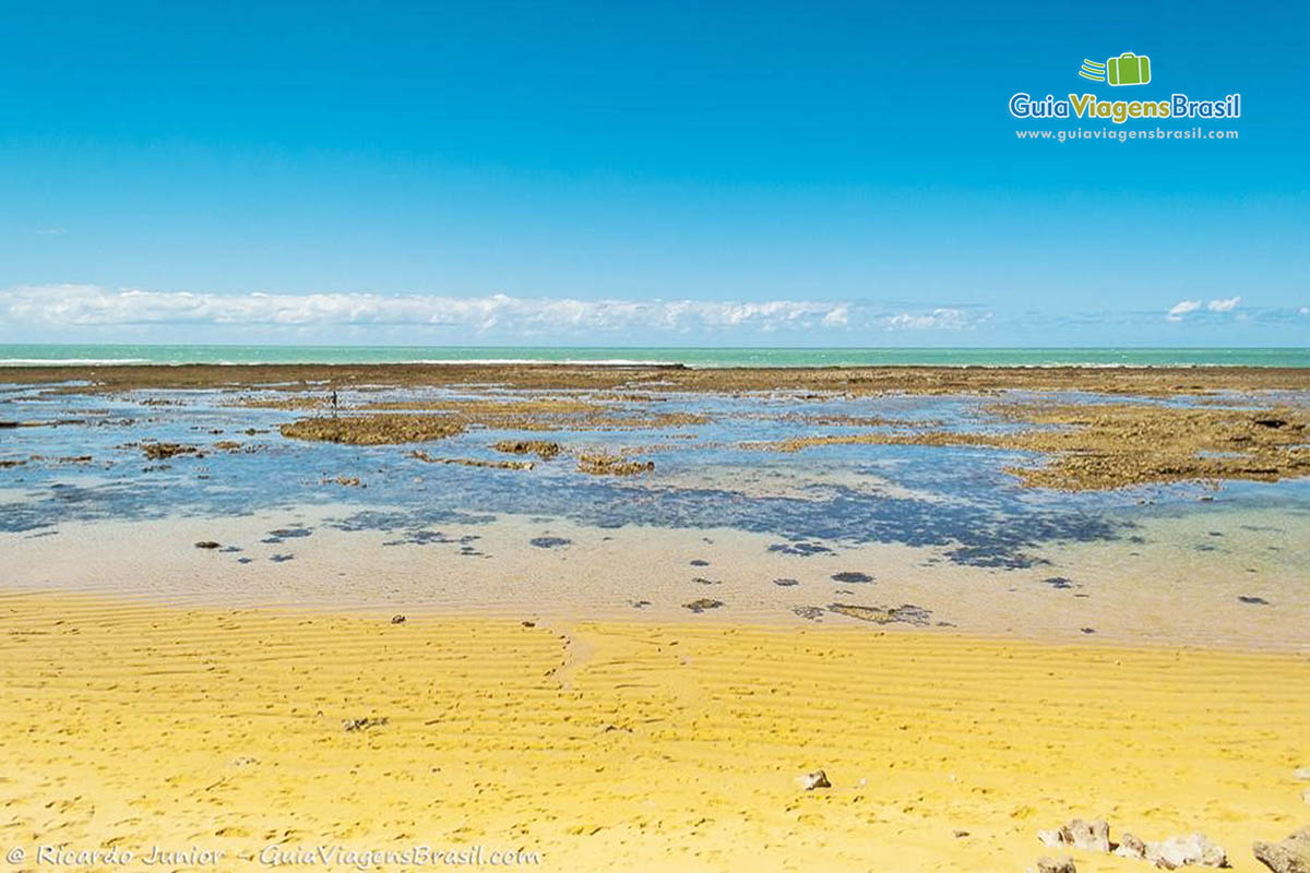 Imagem das águas translúcidas da praia.