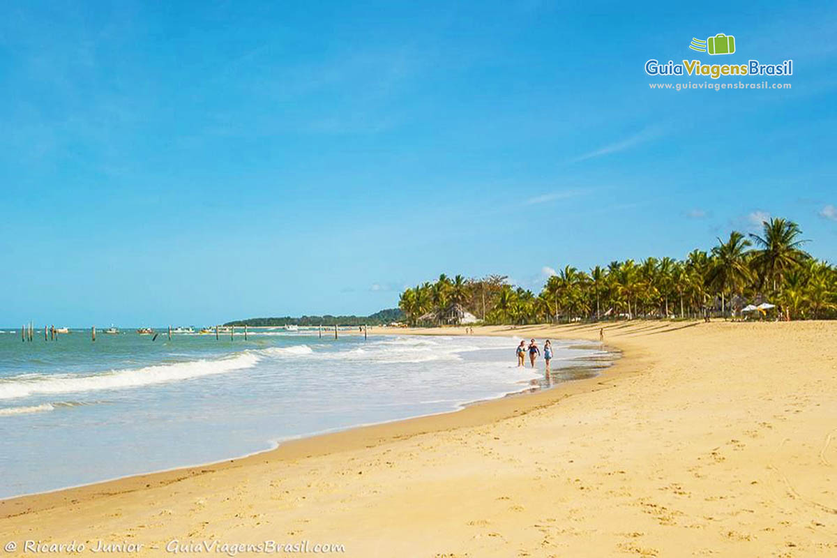 Imagem da encantadora Praia dos Coqueiros, em Trancoso.