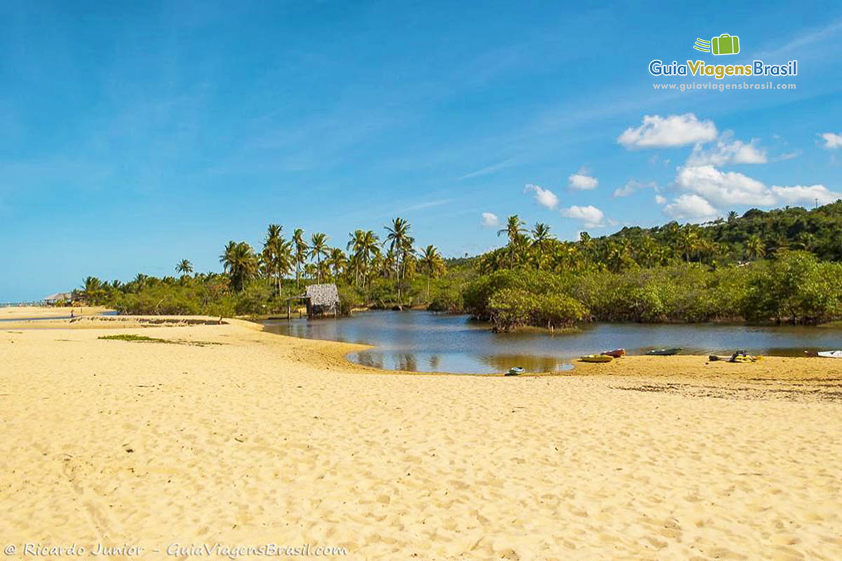 Imagem da lagoa de águas quentes da Praia dos Nativos em Trancoso.