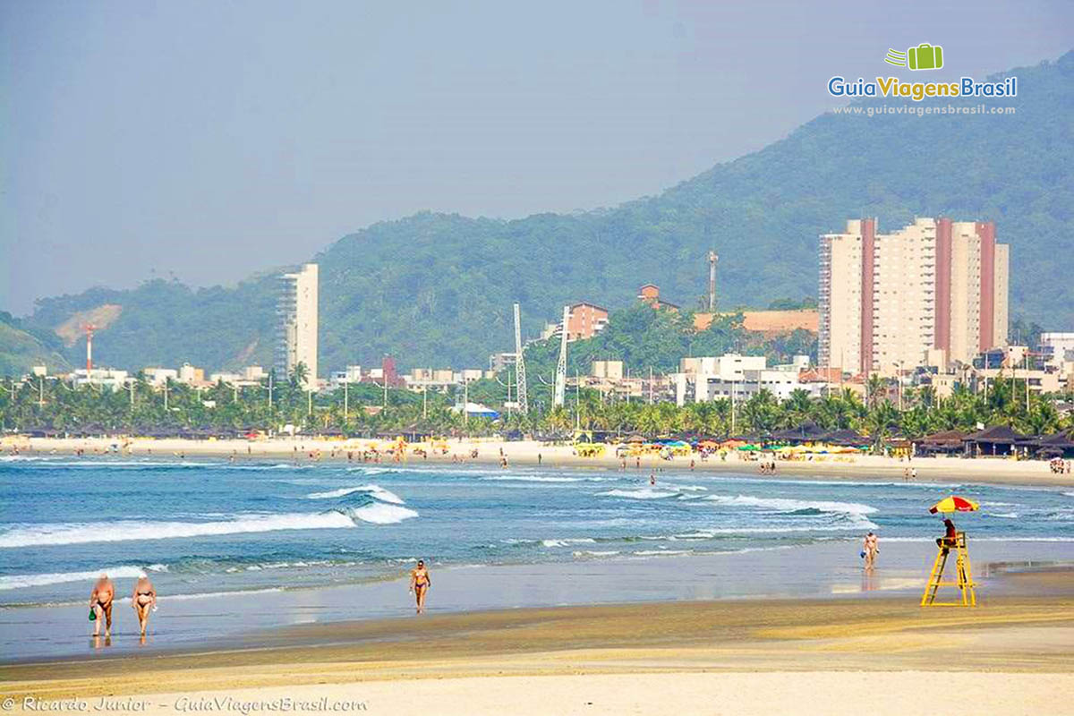 Imagem da Praia da Enseada e ao fundo os belos prédios da orla.