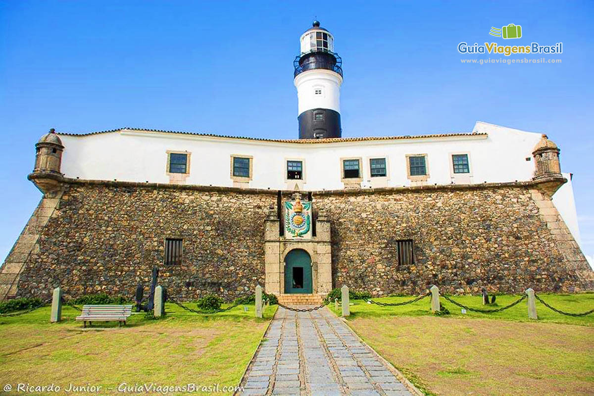 Imagem do lindo e famoso Farol da Barra, em Salvador.