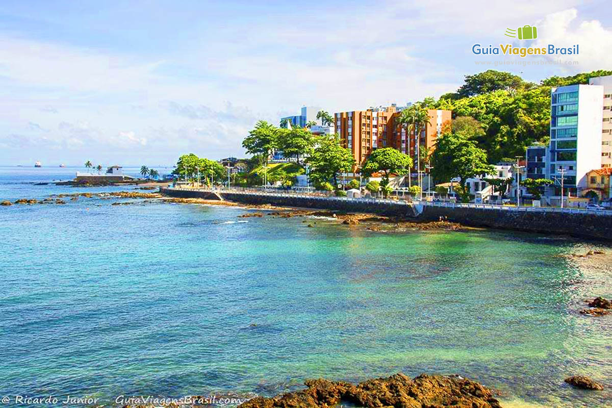 Imagem do mar vista do Farol da Barra.