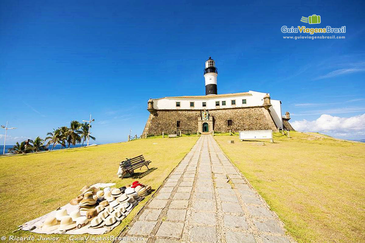 Imagem do caminho até a entrada do Forte Santo Antônio da Barra.