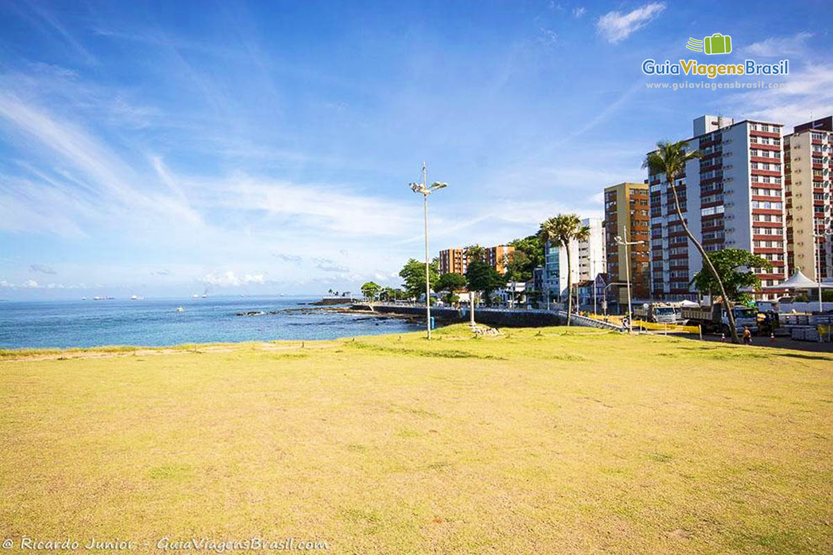 Imagem da vista de uma lado do Farol da Barra, em Salvador.