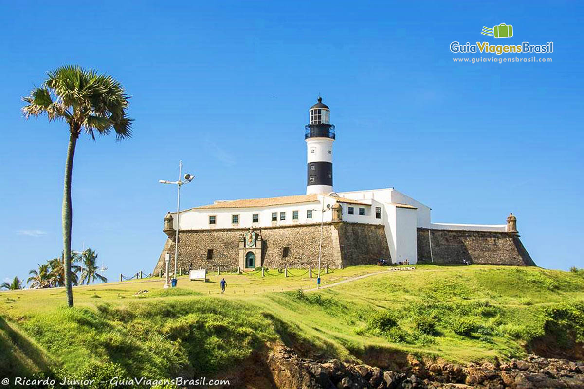 Imagem do Farol e do Forte de Santo Antônio em um belo dia de sol.