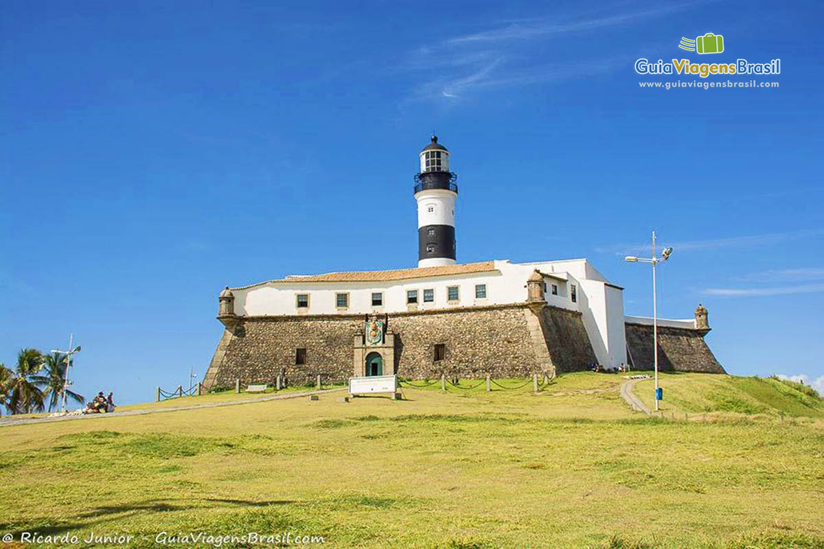 Imagem do gramado e ao fundo o Forte e o Farol.