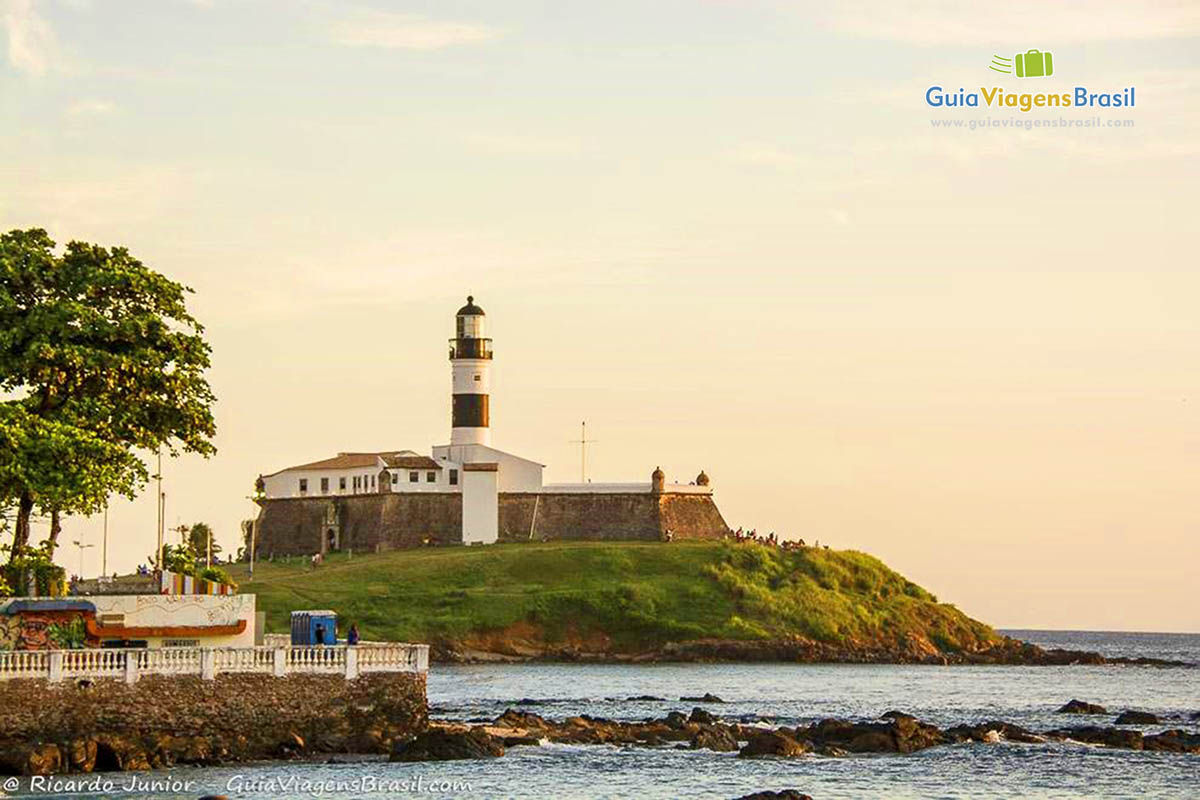 Imagem do entardecer no Farol da Barra.