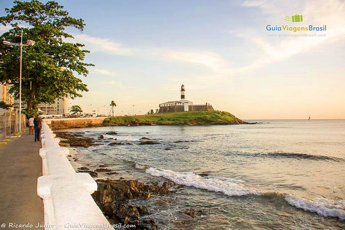 Imagem do mar  e do Farol da Barra.