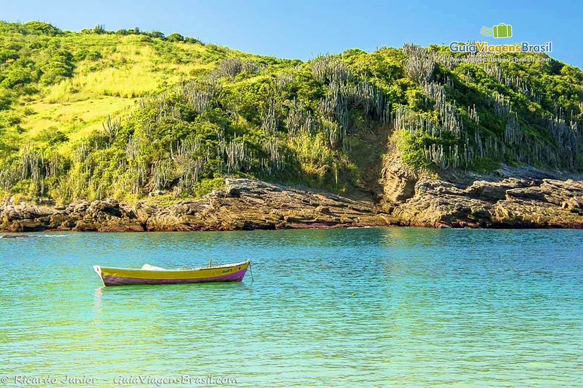 Imagem de um lindo dia na praia de Búzios.