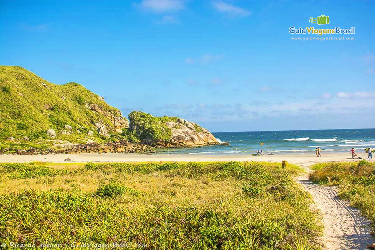 Imagem da chegada na Praia Grande na Ilha do Mel, Paraná, Brasil.