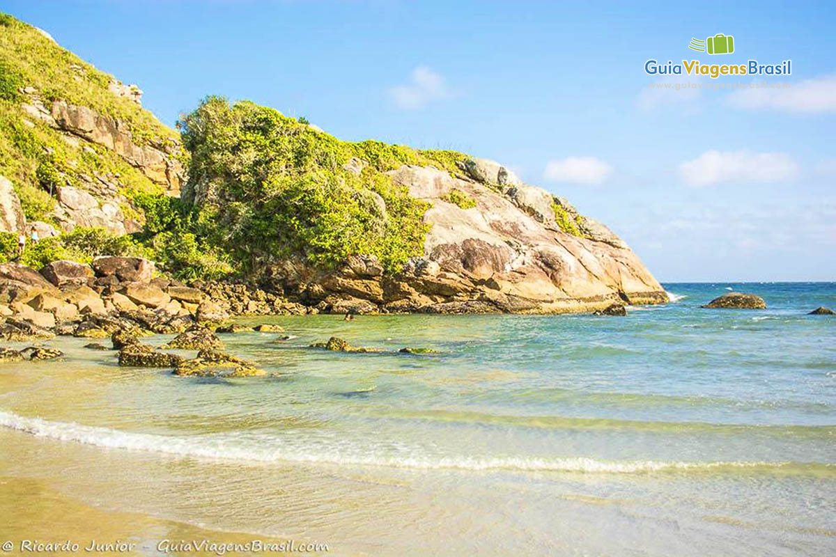 Imagem das águas cristalinas da Praia Grande, na Ilha do Mel, Paraná, Brasil.