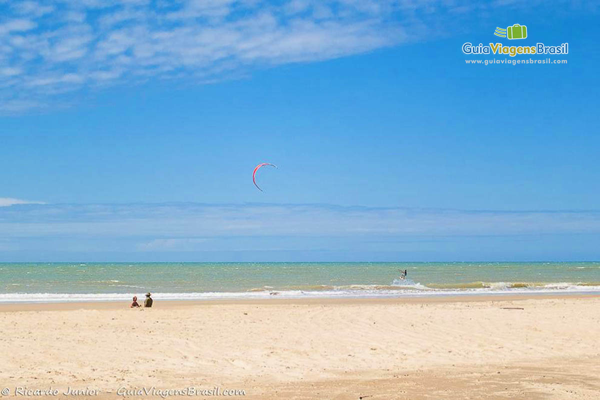 Imagem de turistas na Praia Guajiru.