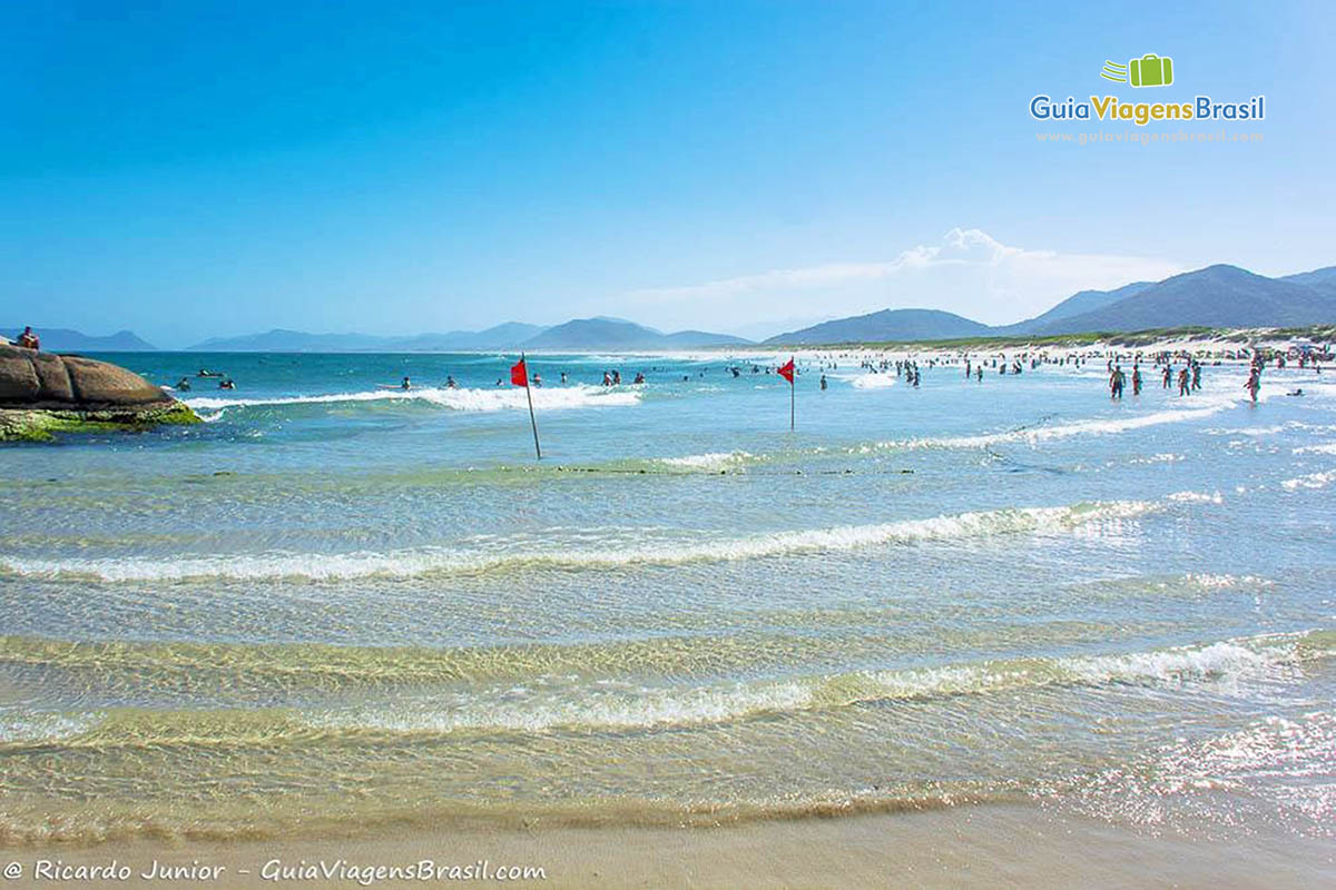 Imagem do mar azul da Praia Joaquina.