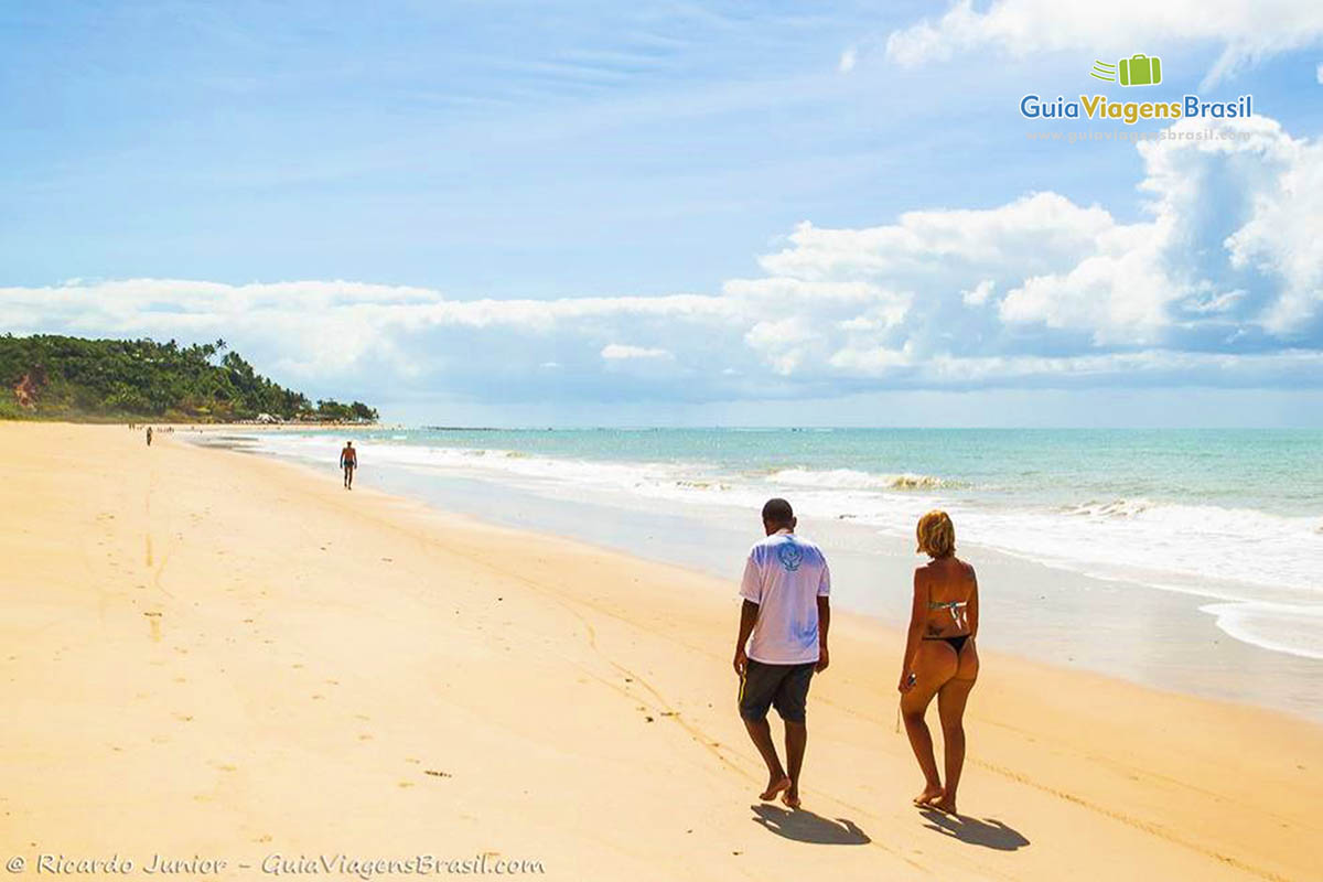 Imagem de turistas caminhando nas areias da Praia Lagoa Azul.