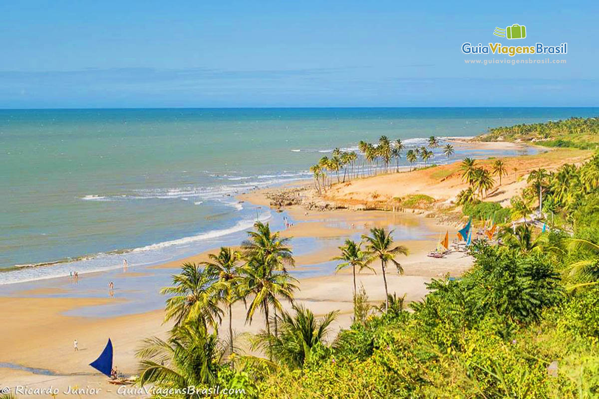 Imagem vista do mirante da praia.