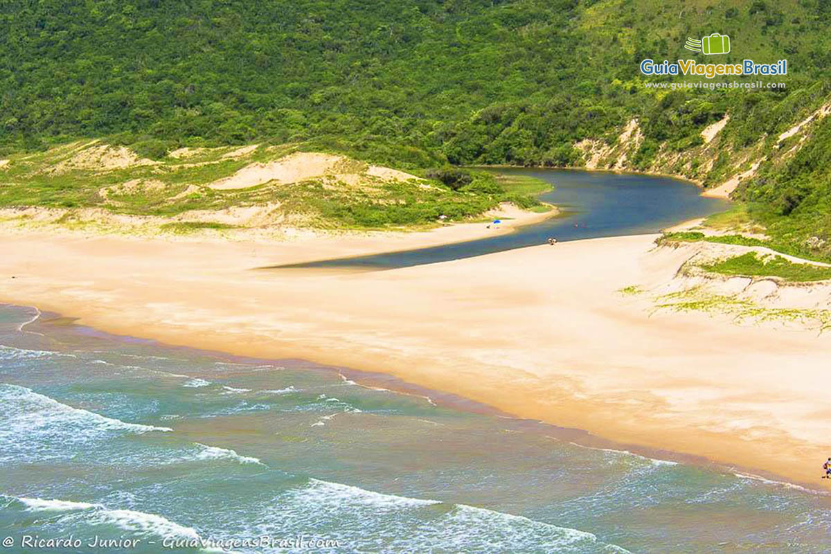 Imagem do alto da praia e do lago.