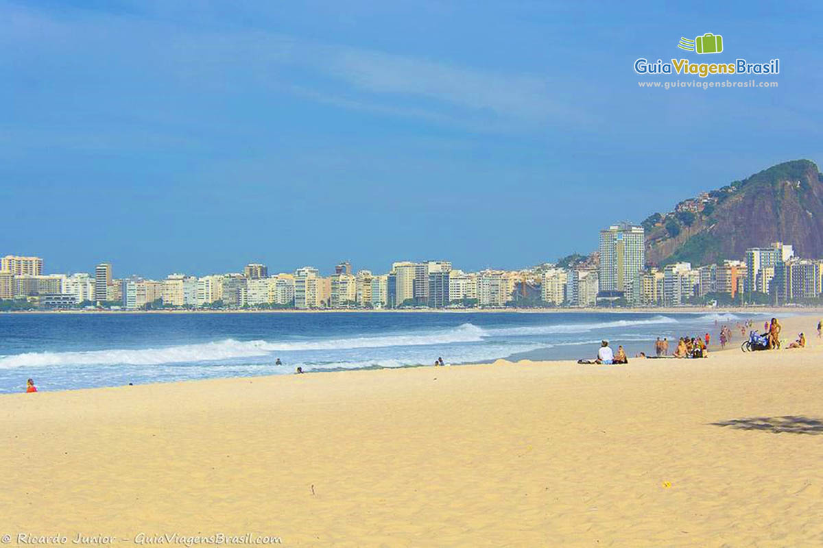 Imagem das areias e ao fundo a bela Praia Leme.